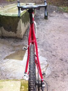 Sinuous seatstays, curved in 2 planes, add some comfort to the rear.