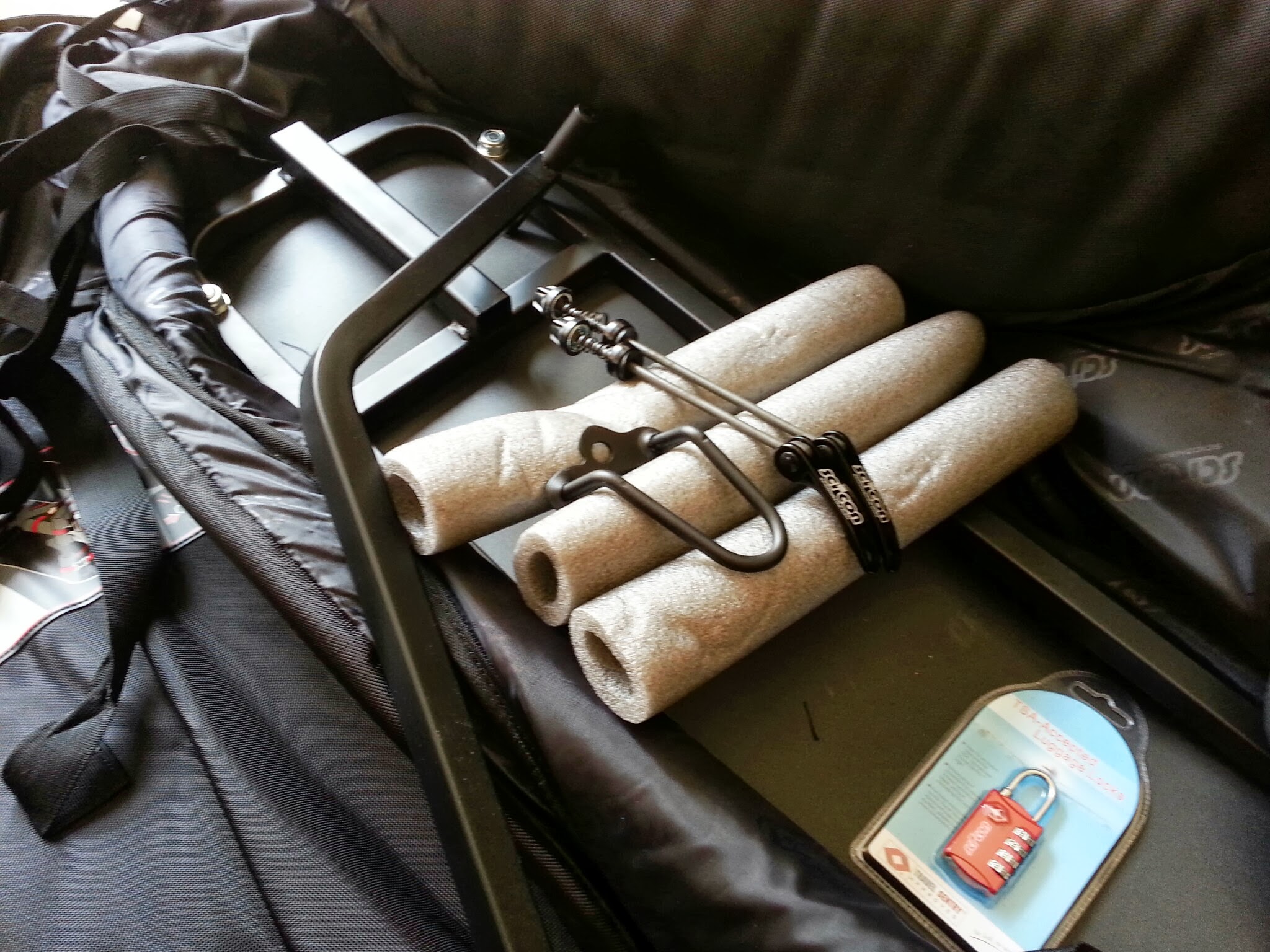 Scicon Aerocomfort features a frame and a hard shell base