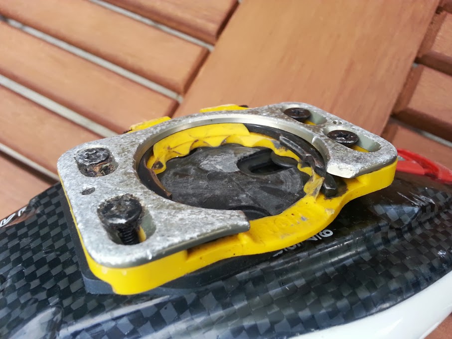 Some wear to the metal of the Speedplay Zero cleat but no evidence of cornering strikes