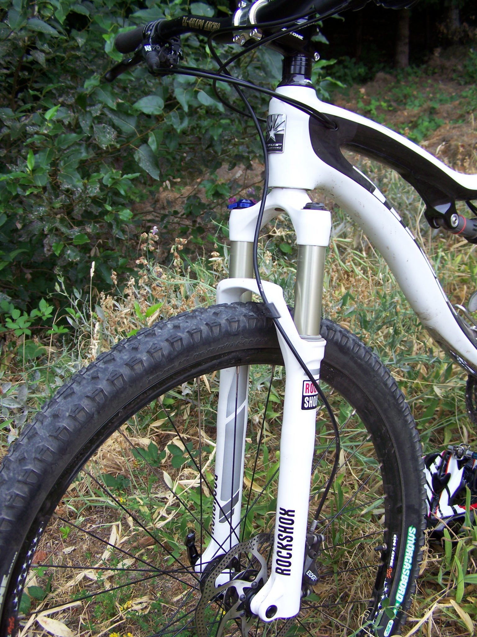 Titus uses a Rock Shox Recon Gold fork up front