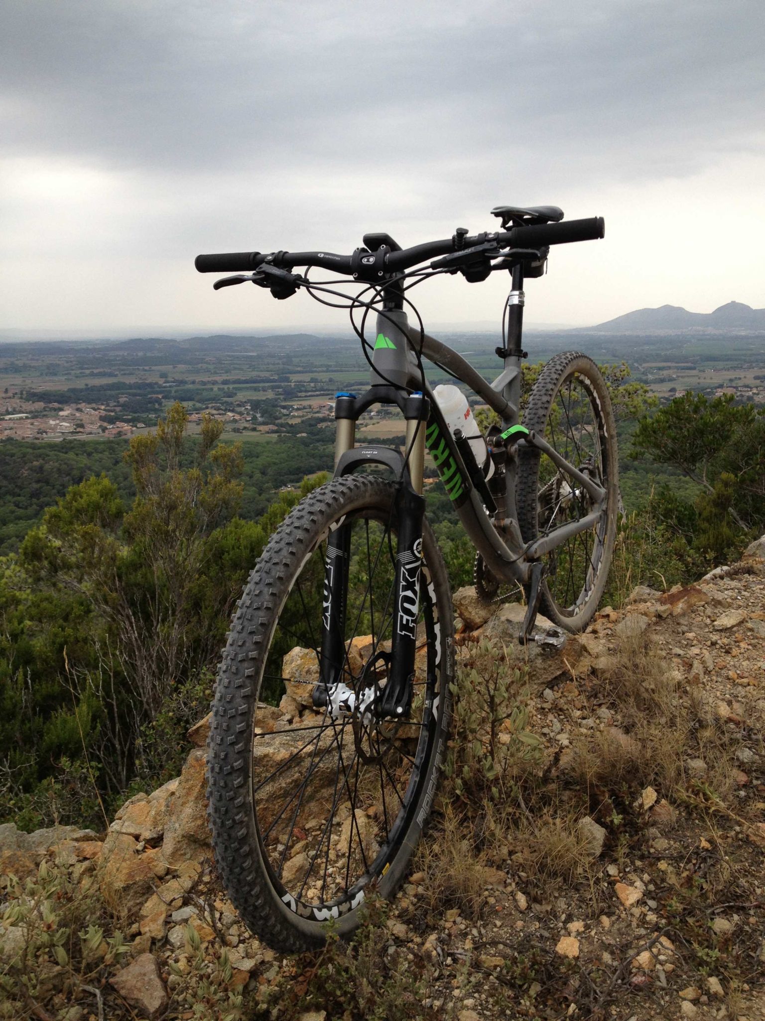 Canyon Nerve AL came in at just under 14kgs with pedals and a bottle cage