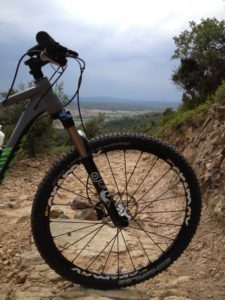 100 mm Fox 32 fork and Mavic Crossmax wheel upfront