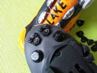 Tip of the carbon sole looks very exposed to us but features 4 spikes for protection