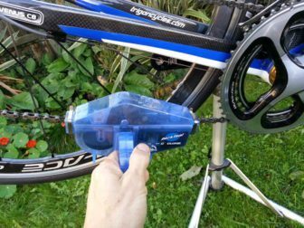 Chain cleaning tool