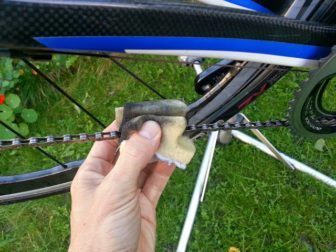 After cleaning the chain, wipe it down with a cloth or sponge