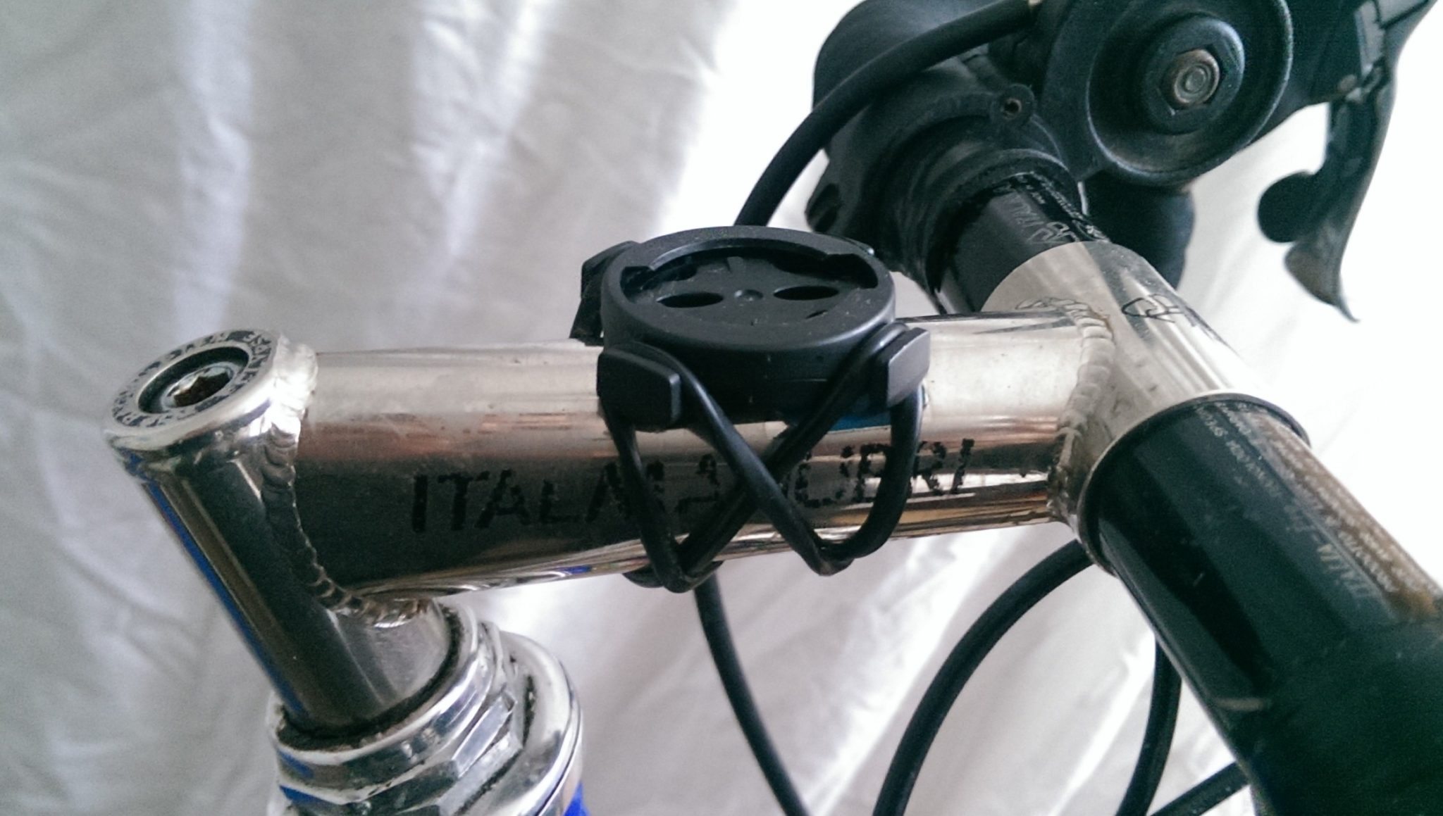 The mount for the Rider 40 is simple and effective