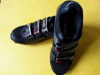Three velcro straps keep everything in place