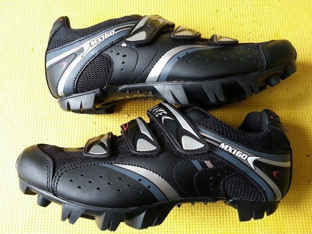 Lake MX160 features Action Leather uppers with mesh panelling and a chunky rubber sole.