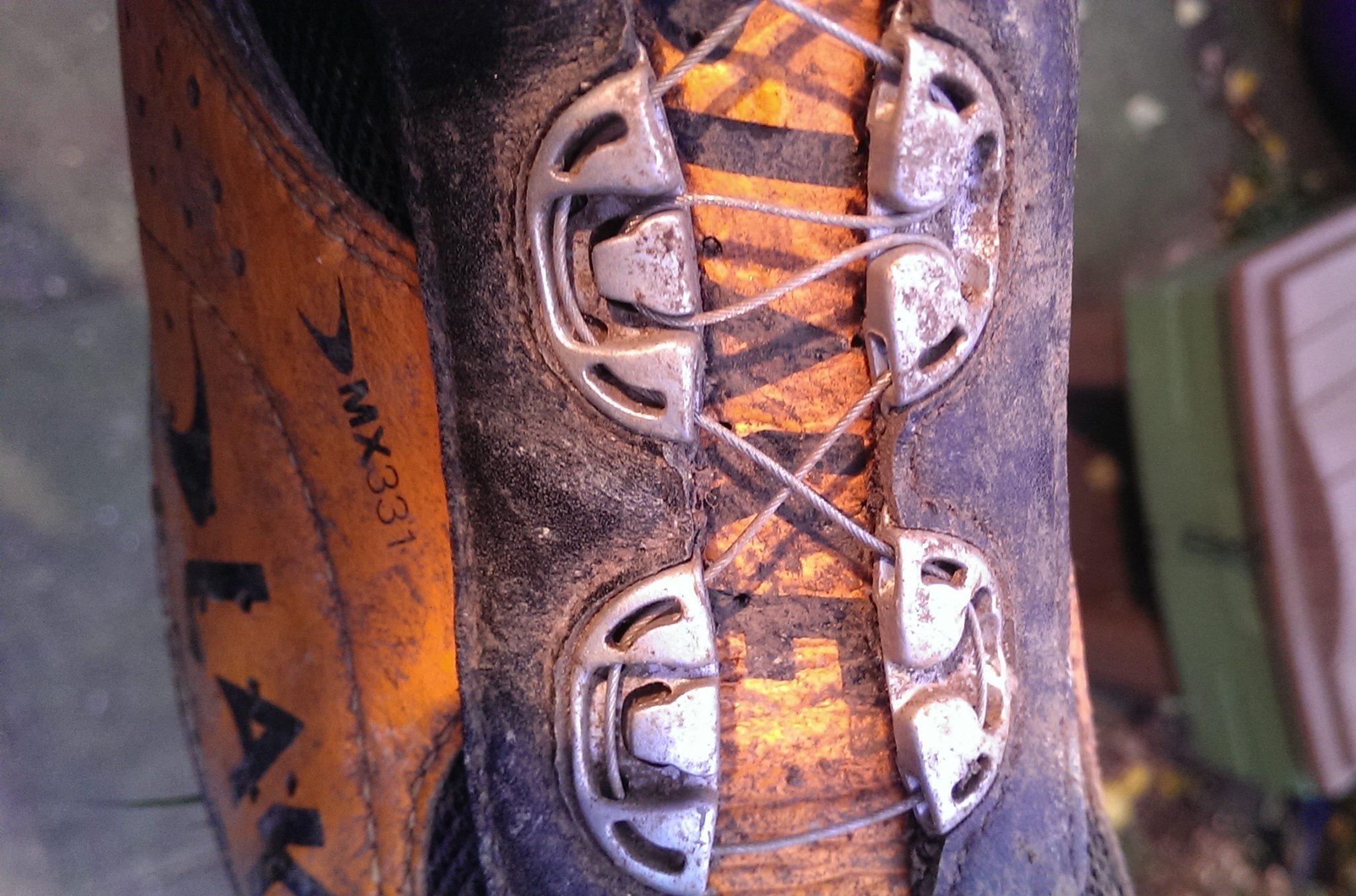 The laces can be wrapped differently to change how foot width and height differences can be accomodated.