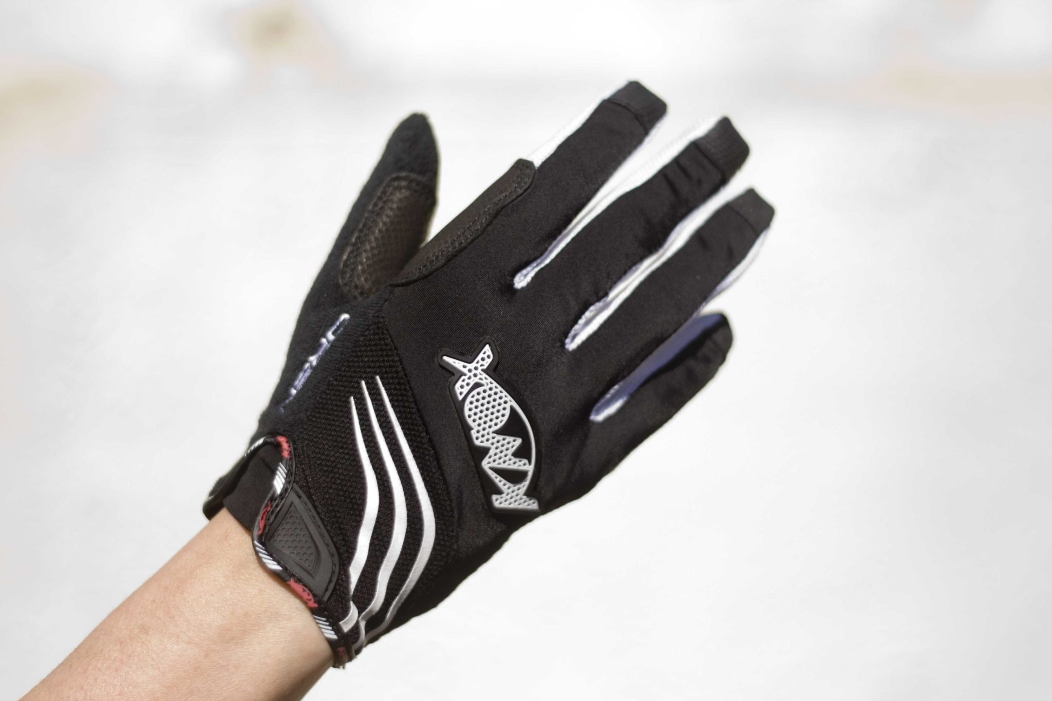Back of the Oren gloves has snot panel, pre-curved Lycra fourchettes between the fingers and perforated lycra 