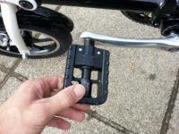They are plastic, standard commuter pedals