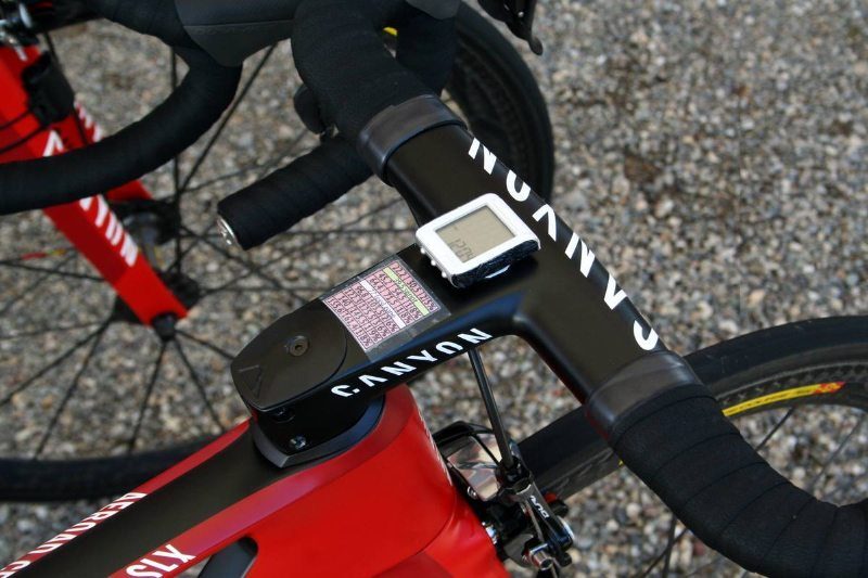 Canyon are sporting a new integrated carbon handlebar at the Tour
