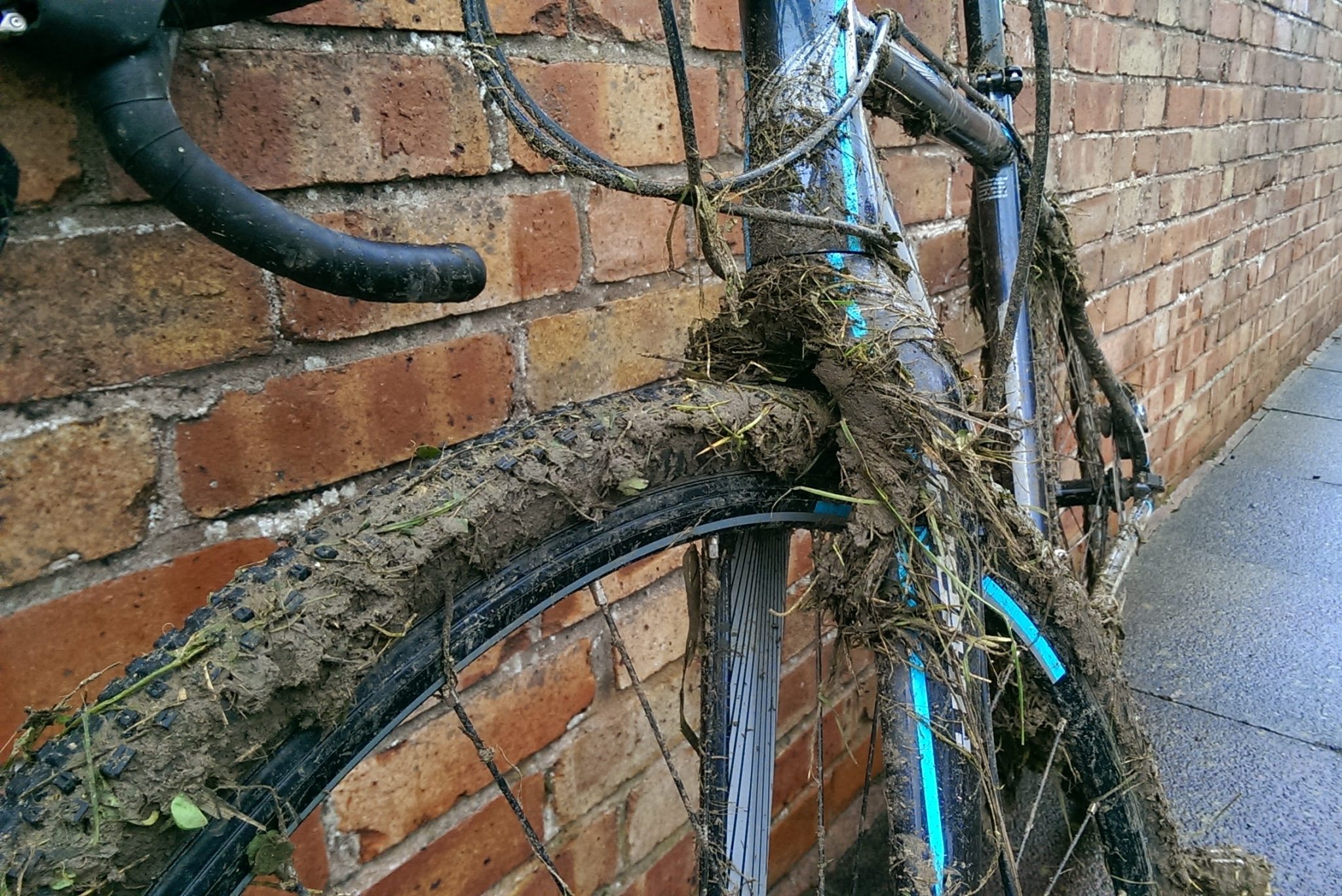 The carbon forks leave plenty of room for an hours worth of  'cross racing