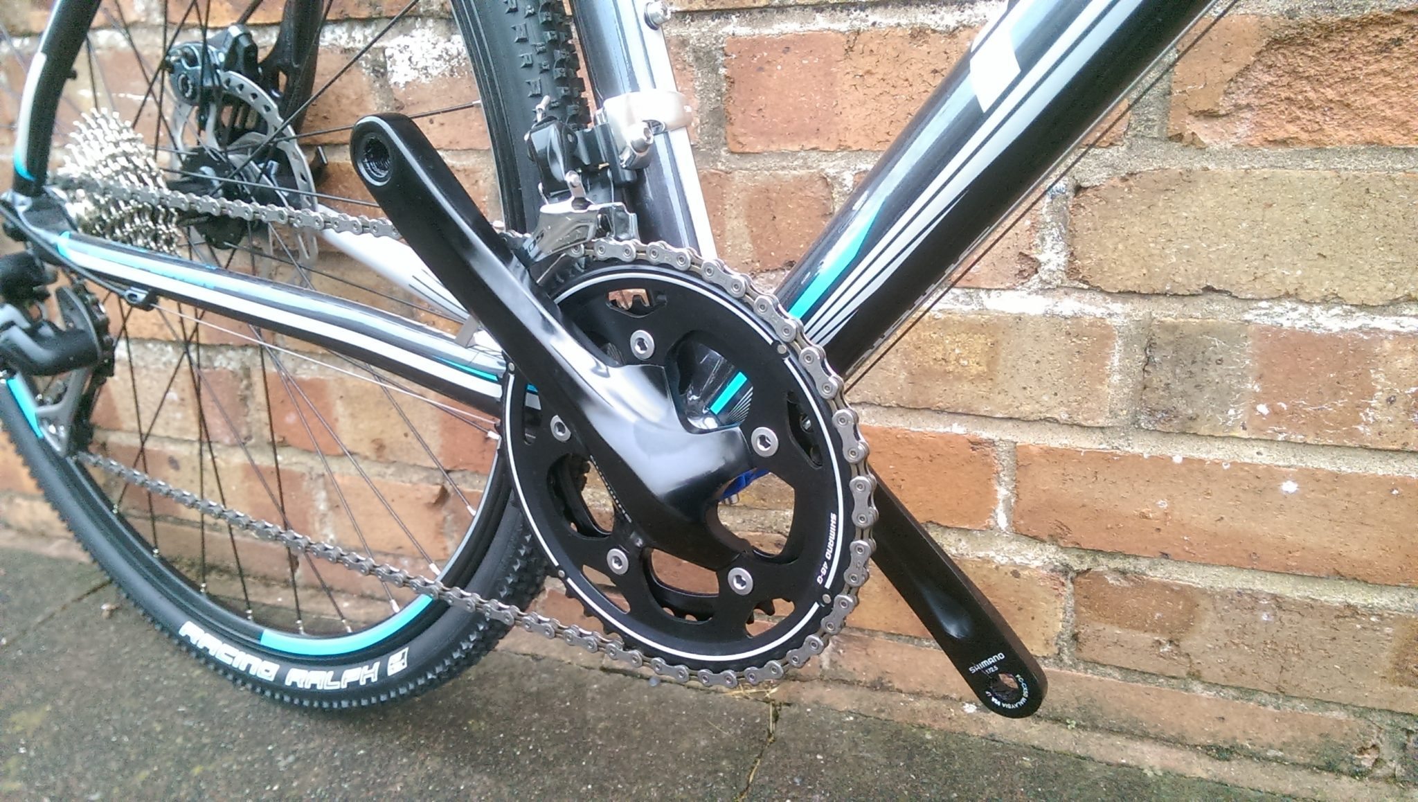 Shimano's ever dependable 105 groupset drives the Noon SL forward