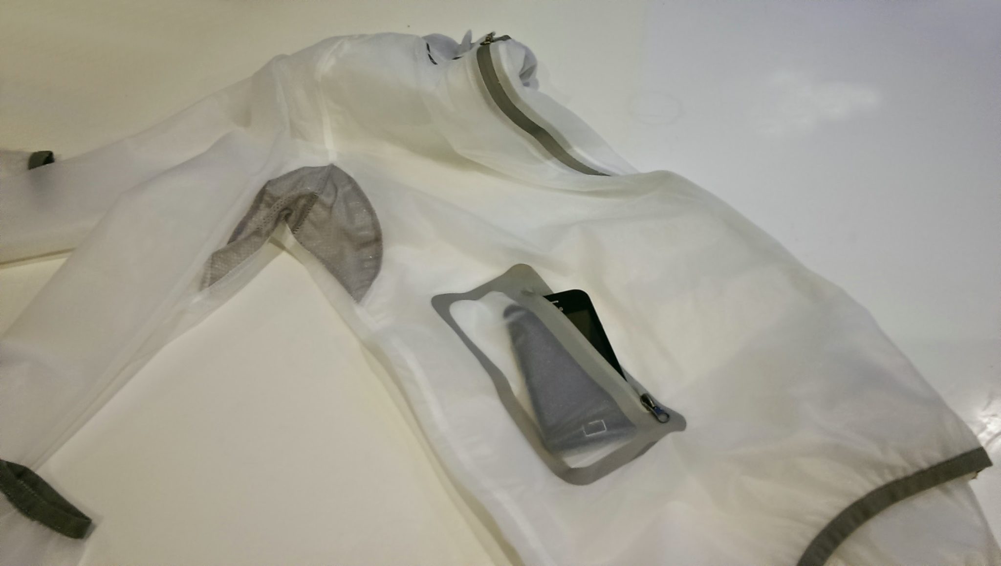 The Crsytalline has mesh armpits to help with breathability and a front pocket for mobile phone, cash or a mid ride snack!