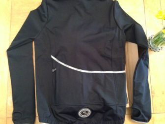 Rear drop back hem and VB signature 5 pocket swoop design with rubberised VB logo detail.
