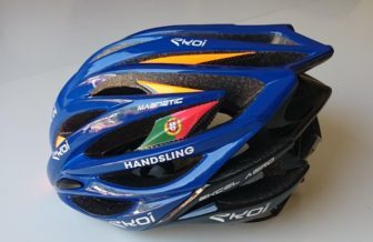 The Ekcel Magnetic helmet uses a magnetic closure and can be customised