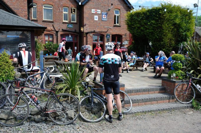 What could be more pleasant on a sunny day than a quick pint at the feed stop?