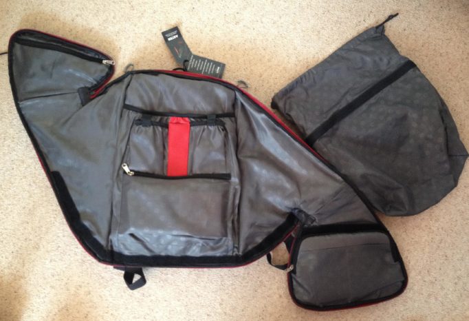 The unusual closure used in the Lumos Aster, allows it to wrap around the contents. You can also see the internal pockets and shoe bag here