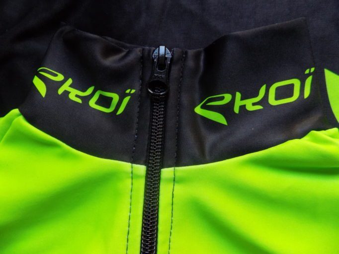 Decent sized zip fob is easy to use with gloves. The tall collar can be a little tight