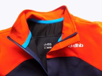 The jersey has a full width vent across the shoulders. The mesh at the top lets heat and vapour out, controlling heat dampness