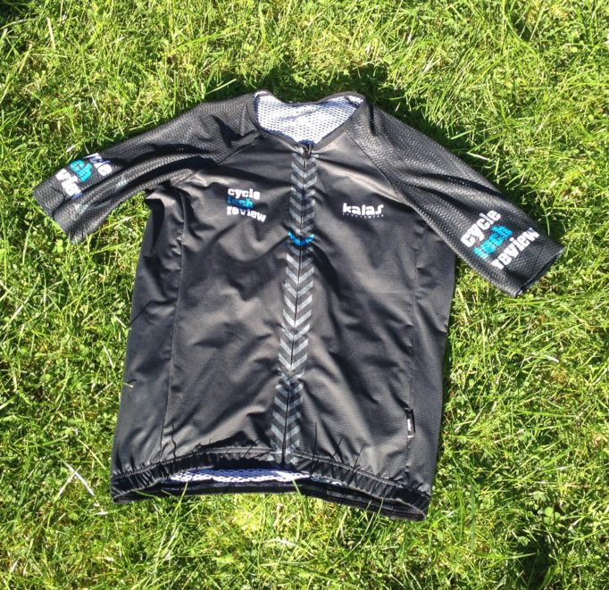 Low cut neck and long aero sleeves are very pro!