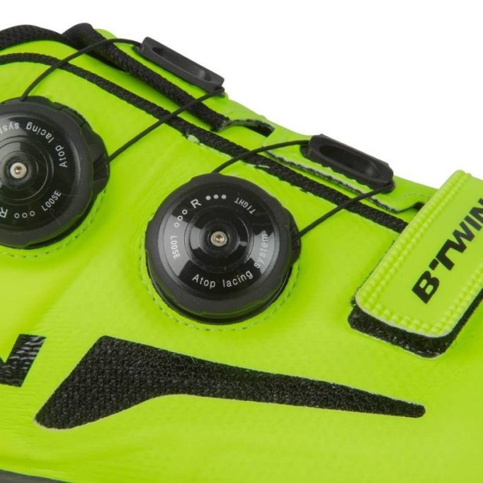 Double ATOP closures and a velcro strap on the BTWIN 900