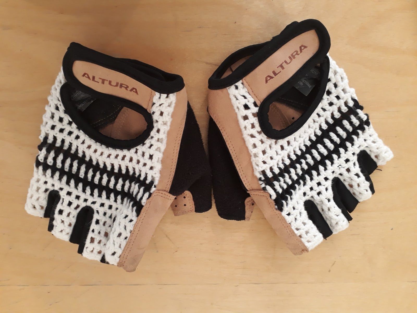 Altura Classic 2 Crochet Mitt pair