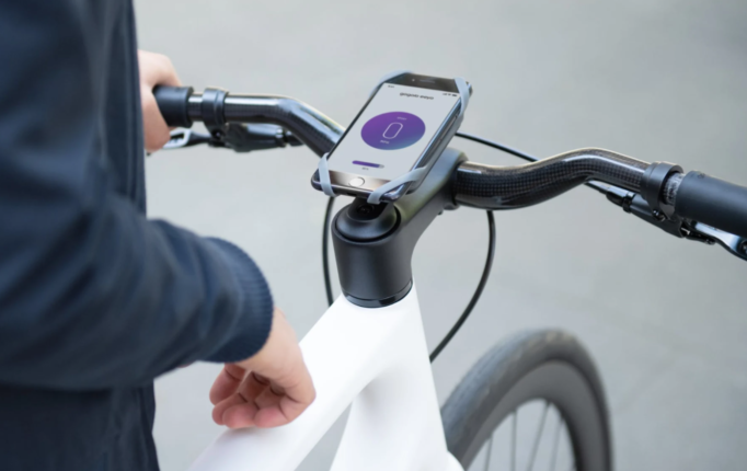 The eeyo1 is controlled via an app