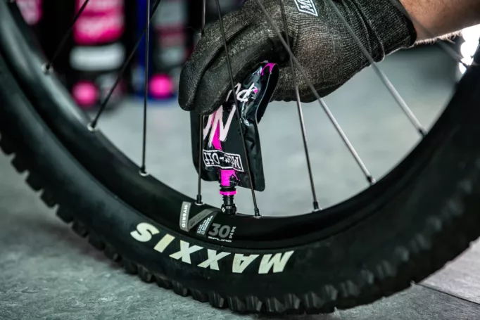 Ultimate Tubeless Kit comes with two sealant 140ml pouches